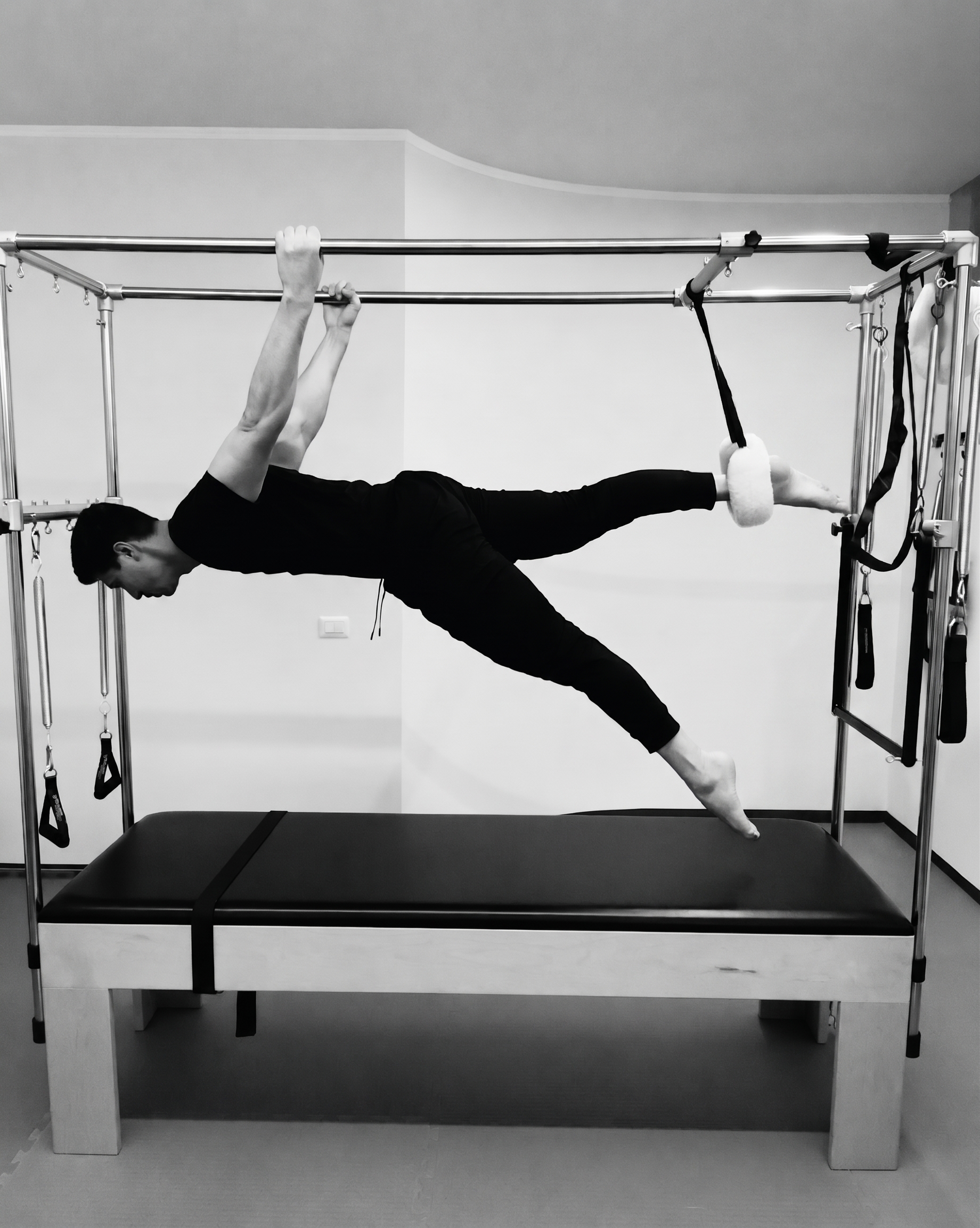 Esercizio di Pilates al Cadillac nello Studio Pilates Wellness Gardenia Blu a Modena