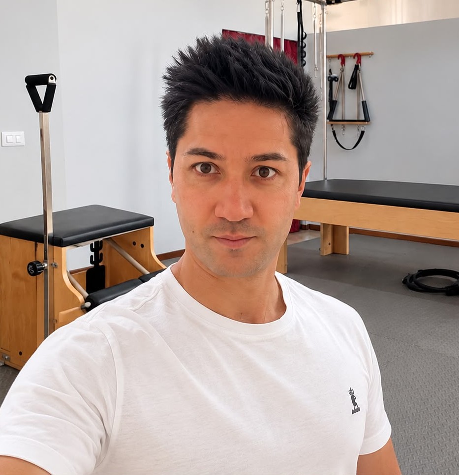 L’istruttore dello Studio Pilates Gardenia Blu sul Reformer, Modena